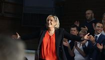Ve Francii podle průzkumů vyhrálo Národní sdružení Marine Le Penové s 24...