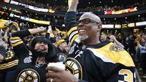 Fanoušci Boston Bruins slaví vstřelený gól, který jejich tým uštědřil týmu St....