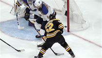 Sean Kuraly (52) z tmu Boston Bruins stl puk za zda branke Jordana...