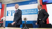 Nový lídr rakouských Svobodných Norbert Hofer (vlevo) a ministr vnitra Herbert...