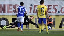 Brankář Zlína Matej Rakovan inkasuje gól z penalty. Přihlížejí Tomáš Přikryl z...