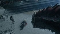Drak Drogon si prohl mrtvou Daenerys Targaryen (Emilia Clarkeov), vlevo...