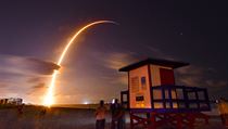 Start rakety Falcon 9 americké společnosti SpaceX s nákladem 60 družic...