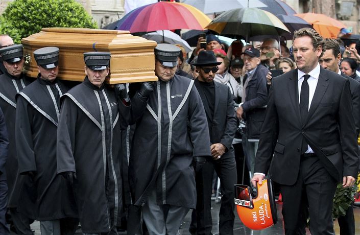 Fotogalerie: Syn Nikiho Laudy Lukas přinesl na pohřeb otcovu helmu.