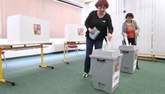 Volební okrsek v základní kole v Luinách