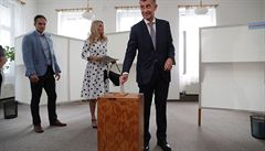 Andrej Babi s manelkou u voleb