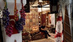 Obchodník eká na své zákazníky v areálu Velkého bazaru v Istanbulu.