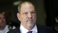 Harvey Weinstein vstupuje na pdu Nejvyího soudu v New Yorku. Domluvil se s...