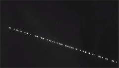 Lidé v noci pozorovali ‚tajemnou‘ světelnou čáru na obloze. 150 Nizozemců hlásilo UFO, za úkazem stojí Elon Musk