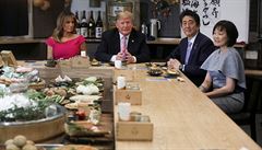 Japonský premiér inzó Abe s manelkou na spolené veei s Melanií a Donaldem...