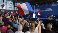 Francouzské volby do EP vyhrálo krajně pravicové Národní sdružení Marine Le...