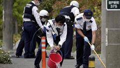 Policie odklízí na autobusové zastávce v Kawasaki (poblíž Tokia) stopy... | na serveru Lidovky.cz | aktuální zprávy