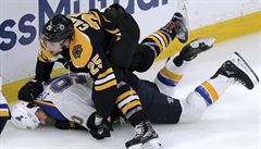 Brandon Carlo z týmu Boston Bruins (nahoře) srazil Ryana O'Reillyho z týmu St....