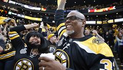 Fanouci Boston Bruins slaví vstelený gól, který jejich tým utdil týmu St....