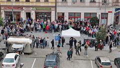 Na demonstraci v Zeyerov ulici v Karlových Varech dorazilo nkolik stovek lidí.