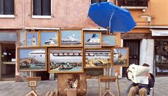 Banksy si sedl vedle obrazů v centru Benátek. Schovával se za noviny, vykázali ho policisté