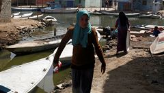 V kanálu delty Nilu eny myjí vechny pedmty z domácnosti, zatímco jejich...
