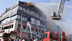 Nejméně 17 dětí zemřelo při požáru nákupního střediska v Indii, lidé se zachraňovali skokem z nejvyššího patra