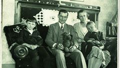 Fotografie rodiny v interiéru domku v nouzové kolonii Pod Bohdalcem. �ivotní...