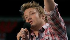 Jamie Oliver v pozici moderátora koncertu na londýnském stadionu Wembley.