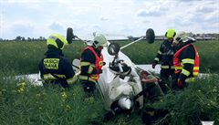 Pilot v pražských Letňanech nezvládl přistávání a zřítil se s letadlem do polí