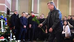 Vladimír Martinec p�iná�í kv�tinu na poslední rozlu�ku s Adamem Svobodou.