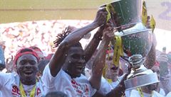 Simon Deli a Milan Škoda si přebírají pohár pro vítěze Fortuna ligy.