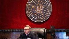 Soudce Thad Balkman bude rozhodovat o sporu Oklahoma v. Johnson & Johnson.