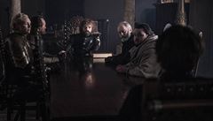 Nová Malá rada. Zleva: Brienne z Tarthu (Gwendoline Christieová), Bronn z...