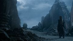 Daenerys Targaryen (Emilia Clarkeová) a vytouený elezný trn,v ruinách...