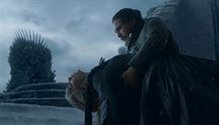 Tragická láska. Daenerys Targaryen (Emilia Clarkeová) s dýkou v srdci a Jon...
