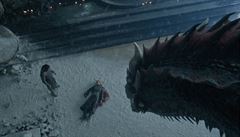 Drak Drogon si prohlíí mrtvou Daenerys Targaryen (Emilia Clarkeová), vlevo...