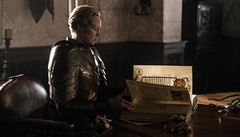 Velitelka královské stráe Brienne z Tarthu (Gwendoline Christieová). Hra o...