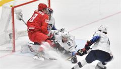 Sa�a Ove�kin operuje p�ed americkou bránou.