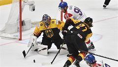 Radek Faksa ped Grubauerem.