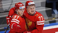 Rutí hokejisté Kirill Kaprizov a Nikita Gusev.