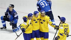 védtí hokejisté slaví první gól do finské sít.