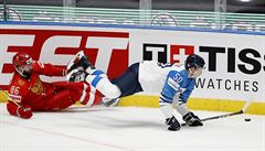Finský hrá Miika Koivisto po souboji padá na zem.
