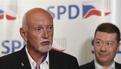 Zvolený europoslanec za SPD Hynek Blako (vlevo) a pedseda hnutí Tomio Okamura...