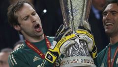Petr �ech s trofejí pro vít�ze Evropské ligy.