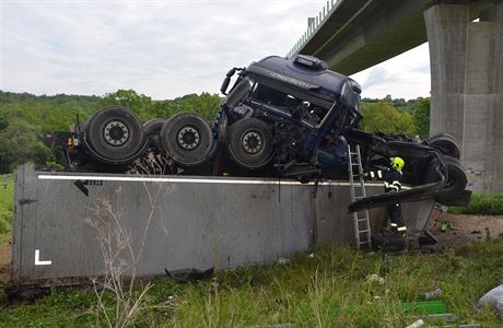 Kamion spadl z mostu z patnáctimetrové výky. idi i spolujezdkyn jsou...