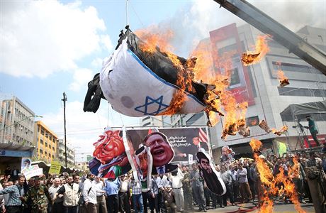 Íránci bhem demonstrací zapálili izraelskou vlajku.