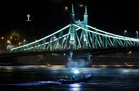 V centru Budapeti se na Dunaji potopila lo s turisty. Mrtvých je nejmén sedm.