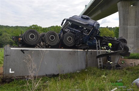 Kamion spadl z mostu z patnáctimetrové výšky. Řidič i spolujezdkyně jsou...