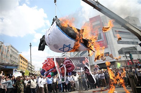 Íránci bhem demonstrací zapálili izraelskou vlajku.