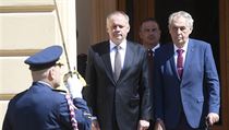 Prezident Milo Zeman a slovensk prezident Andrej Kiska se seli na zmku v...