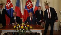 Prezident Slovenska Andrej Kiska a esk prezident Milo Zeman na tiskov...