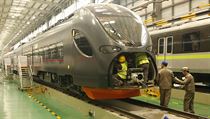 Pracovnci nsk firmy CRRC sestavuj vlaky pro Leo Express.