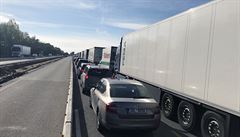Na 51. km dlnice D1 na Beneovsku se pevrtil kamion, provoz ve smru na Brno byl obnoven