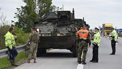 Obrn�ný v�z americké armády stojí v odstavném pruhu na 34. kilometru dálnice D2...